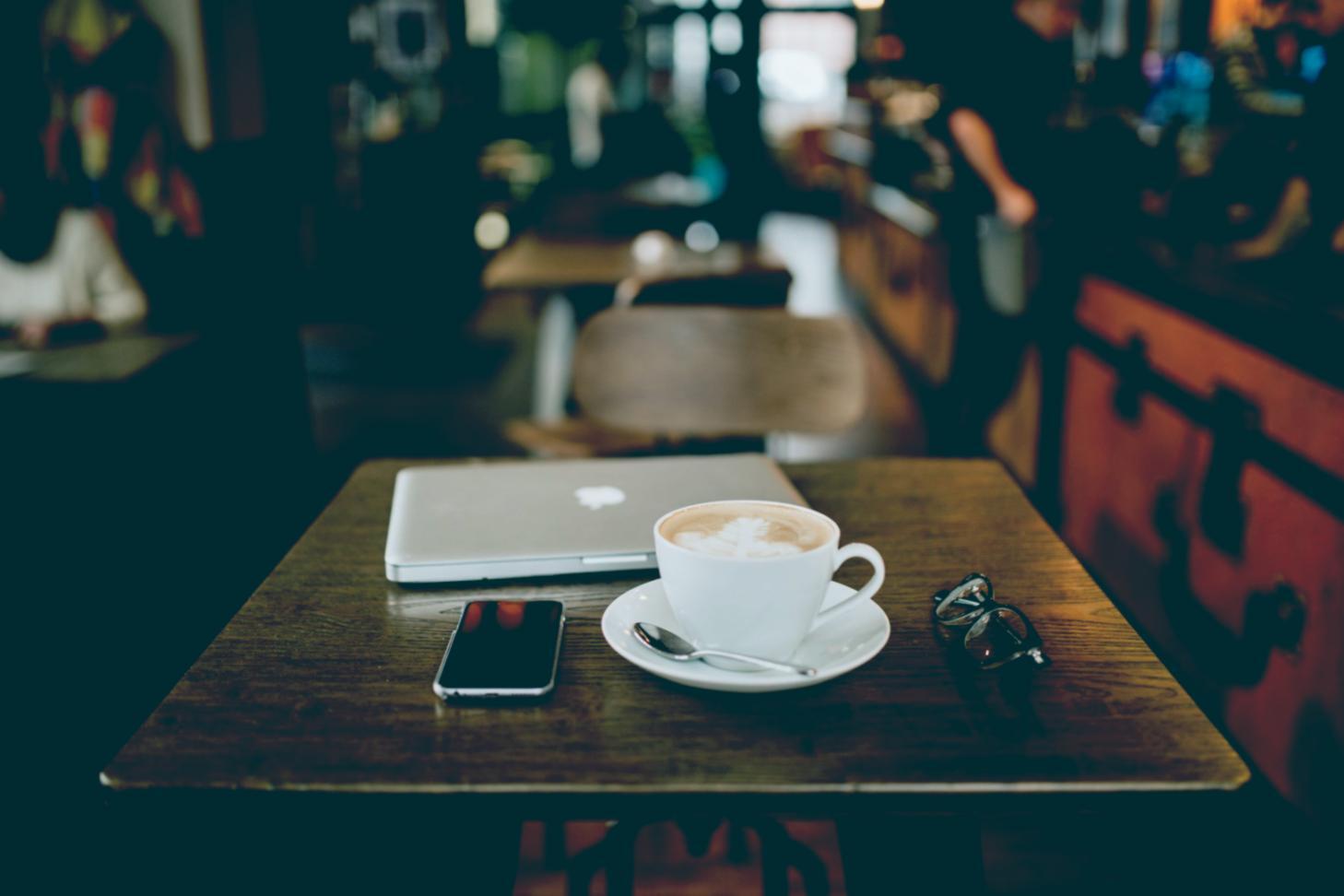 Analyse collaborative de données financières sur écran