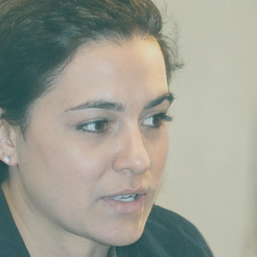 Analyste financière examinant des données d'investissement